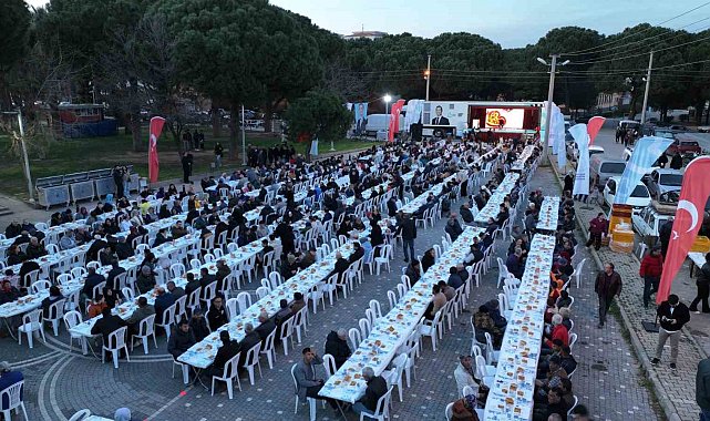Gömeç'te Balıkesir Büyükşehir Belediyesi'nin iftarına vatandaş akını