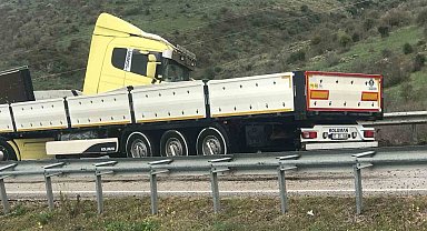 Gönen-Bandırma yolunda tek taraflı kaza trafiği olumsuz etkiledi