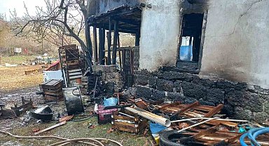 Gönen'de ahşap ev alevlere teslim oldu