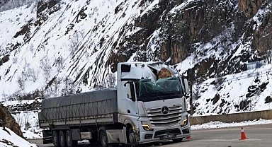 Gümüşhane'de tırın üzerine kaya düştü: Sürücü yaralandı
