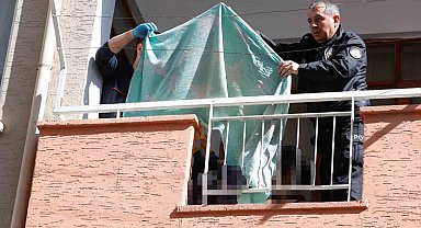 Güneşlenmek için çıktığı balkonda ölü bulundu
