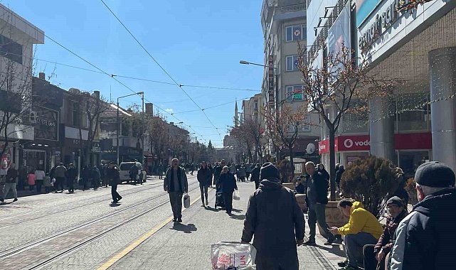 Güneşli havanın etkisiyle vatandaşlar kent merkezinde yoğunluk oluşturdu