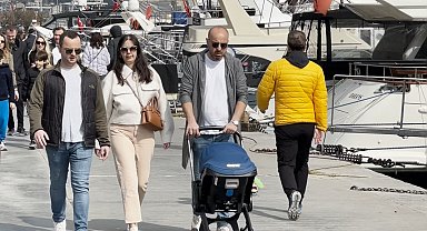 Güneşli havayı fırsat bilen vatandaşlar bayramın ilk gününde Bebek sahiline akın etti