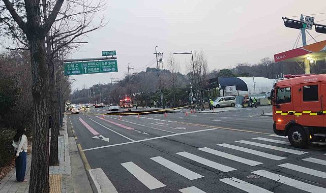 Güney Kore'deki bir otoyolda oluşan dev çukur hareket halindeki motosikleti yuttu: 1 kayıp, 1 yaralı