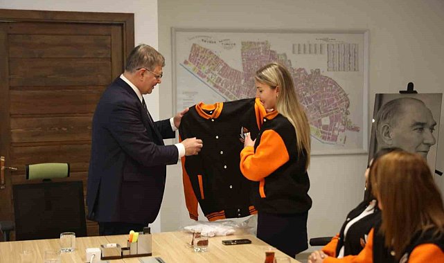 Güzelbahçe Gençlik'ten Başkan Tugay'a ziyaret