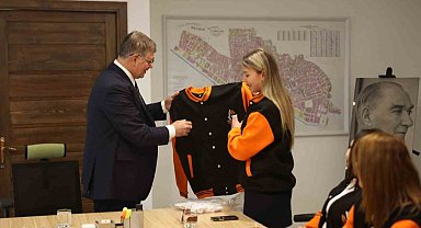 Güzelbahçe Gençlik'ten Başkan Tugay'a ziyaret