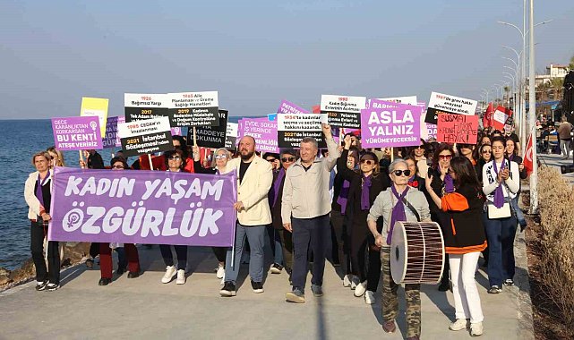Güzelbahçe'de kadın hakları için tersine yürüyüş düzenlendi