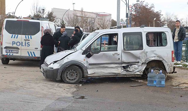 Hafif ticari araç ile otomobil çarpıştı, yoldan geçen yaya ağır yaralandı