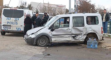 Hafif ticari araç ile otomobil çarpıştı, yoldan geçen yaya ağır yaralandı