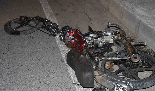 Hafif ticari araçla çarpışan motosiklet parçalandı: 2 kişi öldü