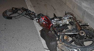 Hafif ticari araçla çarpışan motosiklet parçalandı: 2 kişi öldü