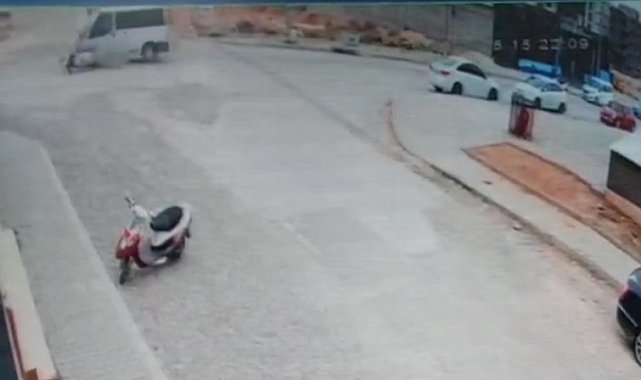 Hafif ticari araçla çarpışan motosikletli hayatını kaybetti: Feci kaza kamerada