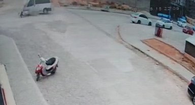 Hafif ticari araçla çarpışan motosikletli hayatını kaybetti: Feci kaza kamerada
