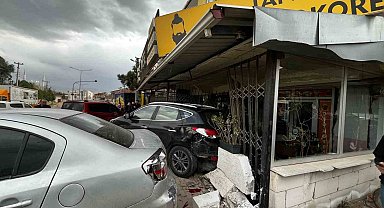 Hakimiyeti kaybeden sürücü araca çarptı, araç işyerine girdi