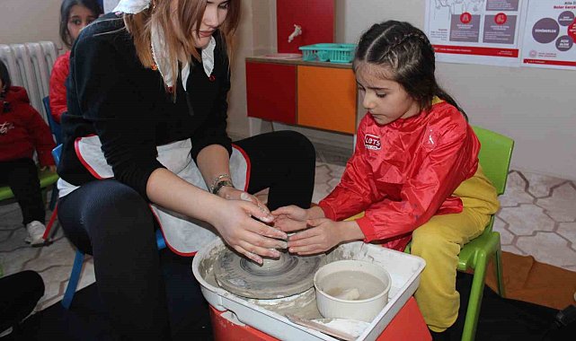 Halk eğitim kursiyerlerinden miniklere çömlek etkinliği