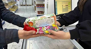 Halk Market'e alışverişe gelen vatandaşlara bayram şekeri ve kolonya ikramı