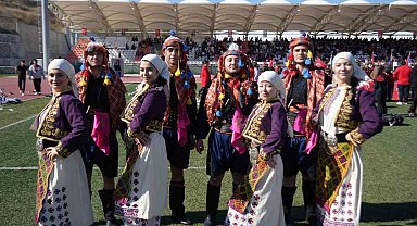 Halk oyunları ekibi Polonya'da düzenlenen yarışmada ikinci oldu