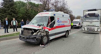 Hasta taşıyan ambulans kamyona çarptı: 2 yaralı