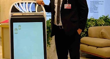 Hastanede robot dönemi: Hasta ve hasta yakınlarına refakat ediyor
