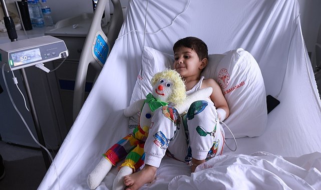 Hastanede tedavi gören miniklere bayram hediyesi
