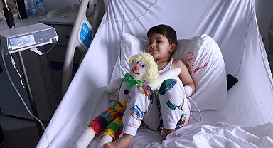 Hastanede tedavi gören miniklere bayram hediyesi