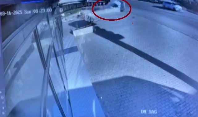 Hatay'da istinat duvarına çarpan otomobil dereye uçtu