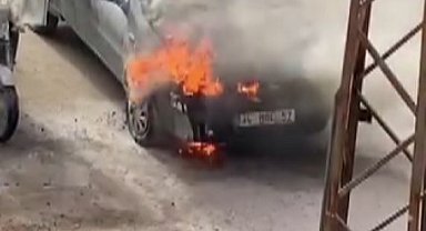 Hatay'da park halindeki kamyonet alevlere teslim oldu