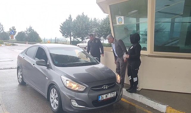Havalimanında yolcu ve yakınları şeker ve kolonya ile karşılandı