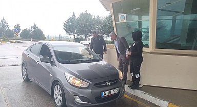 Havalimanında yolcu ve yakınları şeker ve kolonya ile karşılandı