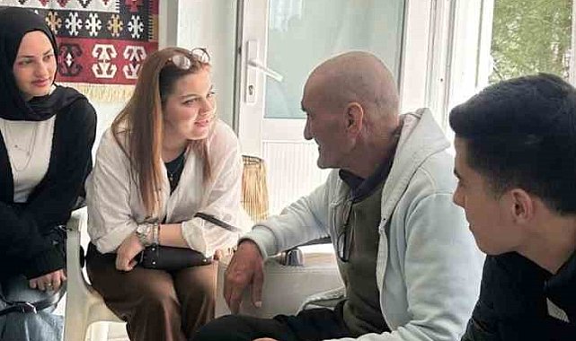 Havran'da üniversiteliler huzurevini ziyaret etti