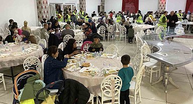 Hayırseverler yüzlerce vatandaşa iftar verip çocuklara bayramlık dağıttı
