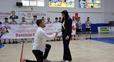 Hentbol maçında sürpriz evlilik teklifi