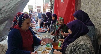 Her akşam köy meydanında gönül sofrası kuruluyor