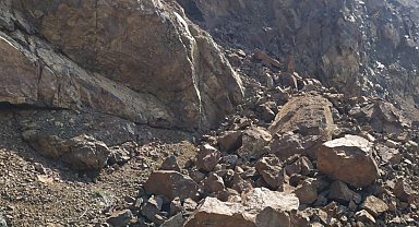 Heyelan sonrası yola düşen taşlar temizlendi