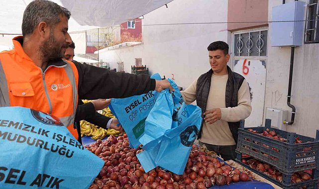 Hijyenik pazar ortamı için pazarcı esnafına çöp poşeti dağıtıldı