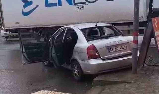 Hilvan'da otomobil tıra çarptı: 1 yaralı