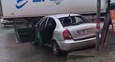 Hilvan'da otomobil tıra çarptı: 1 yaralı