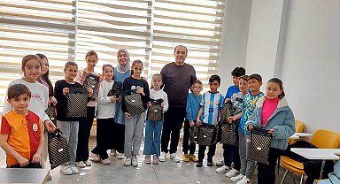 Hisarcık Eti Maden Gençlik Merkezinde kurs gören öğrencilere bayram harçlığı ve hediye