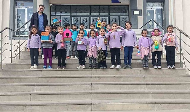 Hisarcık'ta minik öğrenciler kuşlar için ağaçlara yemlik astı