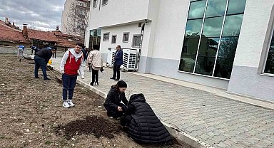 Hisarcık'ta öğrenciler fidan dikti