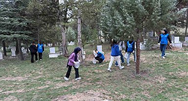 Hisarcık'ta öğrencilerden mezarlıkta çevre temizliği