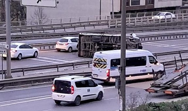 Hurda yüklü kamyonet devrildi