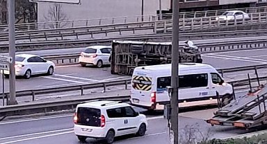 Hurda yüklü kamyonet devrildi