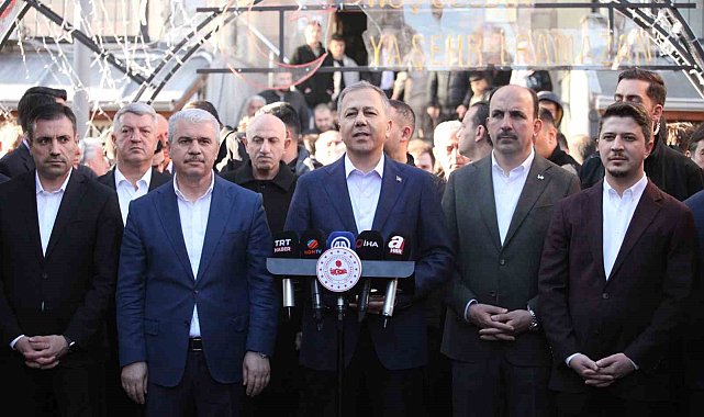 İçişleri Bakanı Yerlikaya bayram namazını Konya'da kıldı