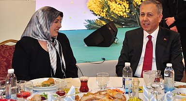 İçişleri Bakanı Yerlikaya, Kars'ta kadınlarla buluştu
