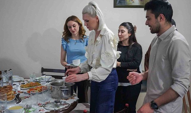 İftar için üniversiteli gençlerin evine konuk oldu