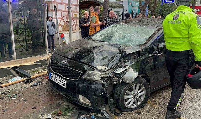 İftar saati otomobil otobüs durağına daldı: 2'si ağır 6 yaralı