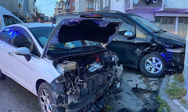 İftara dakikalar kala 2 araç kafa kafaya çarpıştı: 4 yaralı