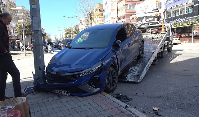 İki araç kavşakta çarpıştı, otomobil güvenlik kamerası direğine çarparak durabildi