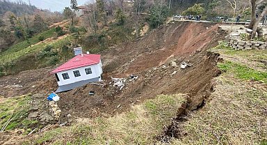 İki katlı ev heyelanda 50 metre sürüklendi